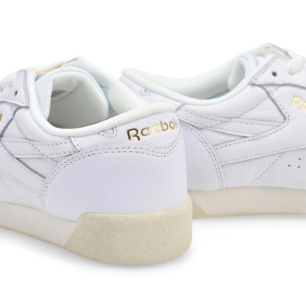 Women's Freestyle Lo Leather Sneaker - Chalk/Gold Metallic/Gum