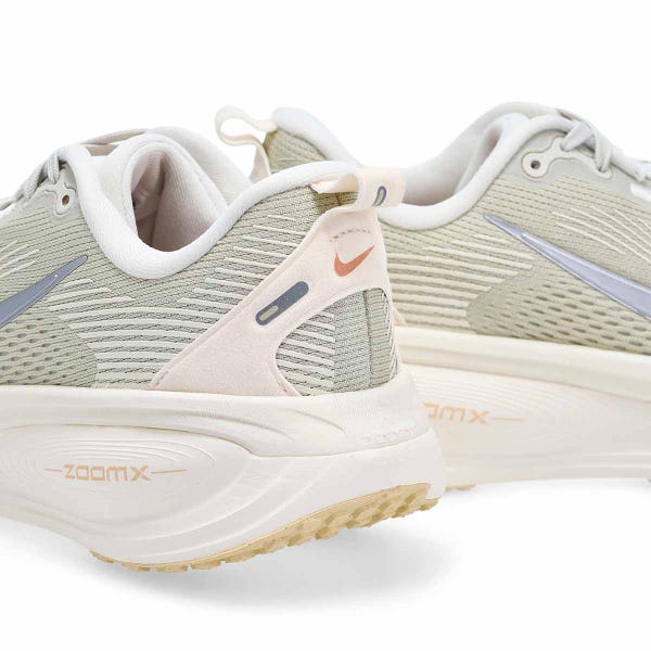 Espadrille de performance pour femmes Vomero 18 - Gris os clair/Argent/Orange arctique