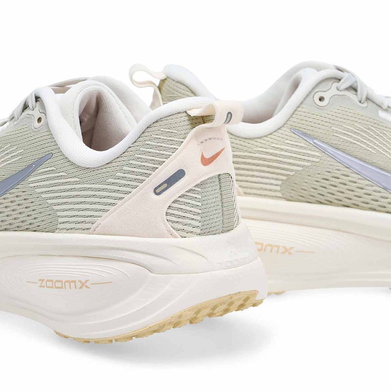 Espadrille de performance pour femmes Vomero 18 - Gris os clair/Argent/Orange arctique