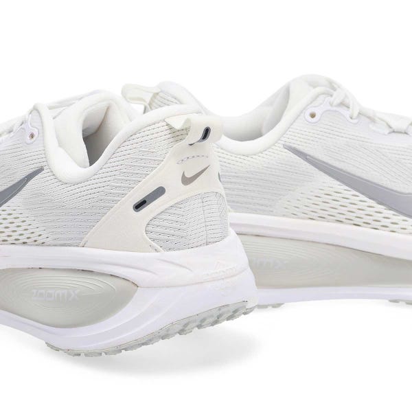 Espadrille de performance Vomero 18 pour femme - Blanc/Argent métallique/Poussière de photon