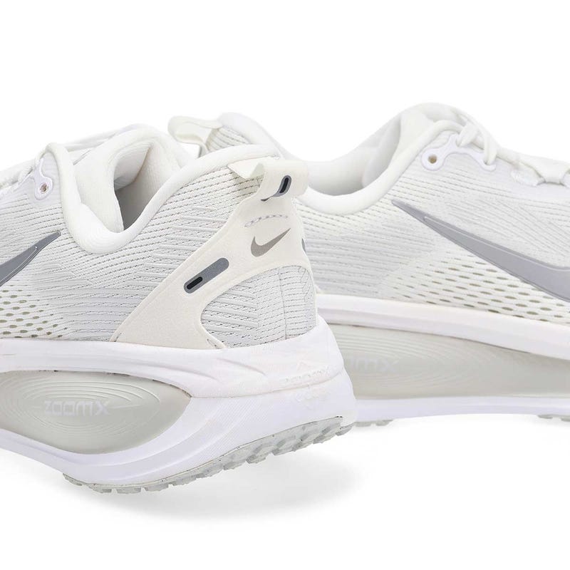 Espadrille de performance Vomero 18 pour femme - Blanc/Argent métallique/Poussière de photon