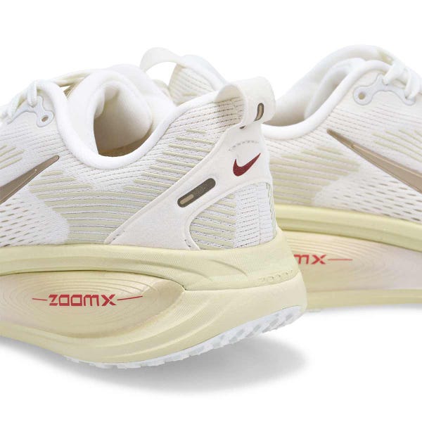 Women's  Vomero 18 Performance Running Shoe - Sail/Metallic Gold Grain/Light Khaki