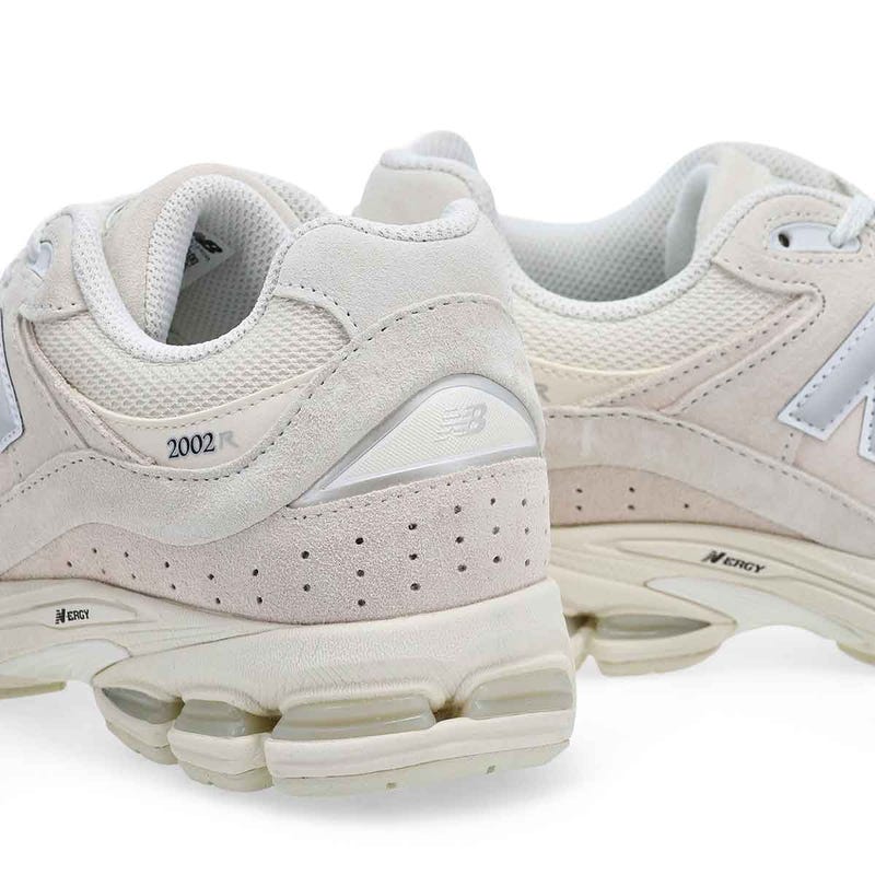 Men's 2002R Lace Up Sneaker - Sea Salt/Silver Metallic